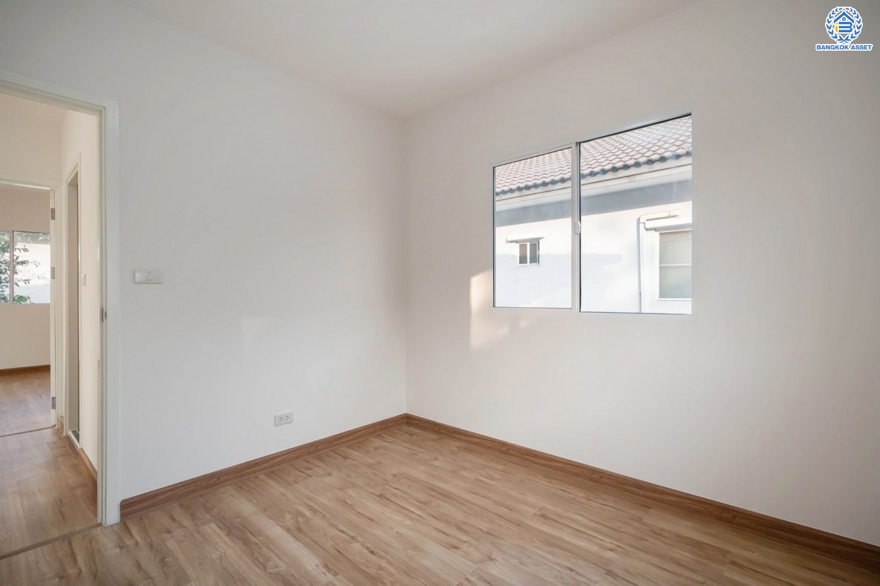 บ้านมือสองตกแต่งใหม่ โครงการ พฤกษาวิลเลจ30 เดอะซีซั่น แจ้งวัฒนะ-ราชพฤกษ์ หลังมุม ทำเลย่านปทุมธานี เนื้อที่ 53 ตร.ว. ฟังก์ชัน 3 ห้องนอน 2 ห้องน้ำ 1 ห้องอเนกประสงค์ จอดรถได้ 2 คัน เดินทางสะดวกสบายเข้า-ออกได้หลายเส้นทาง ใกล้เมืองทองธานี และจุดขึ้นทางด่วน "แจ้งวัฒนะ"